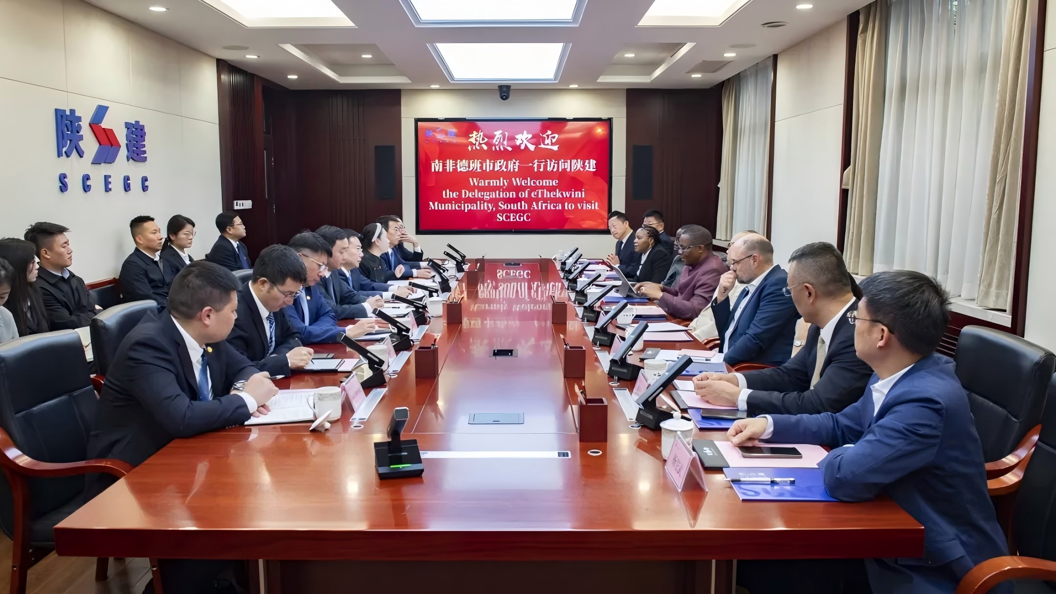 毛繼東與南非德班市市長(zhǎng)西里爾·夏巴會(huì)談